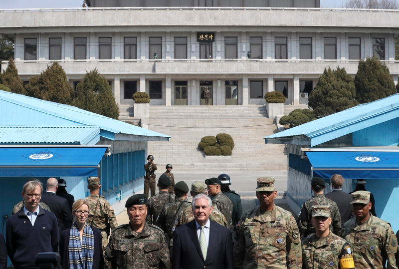 El secretario de Estado estadounidense, Rex Tillerson, junto a las fuerzas americanas, surcoreanas y de la ONU en la frontera de Corea del Sur y Corea del Norte mientras los soldados del norte toman fotos a lo lejos (Foto AP / Lee Jin-man, Pool)